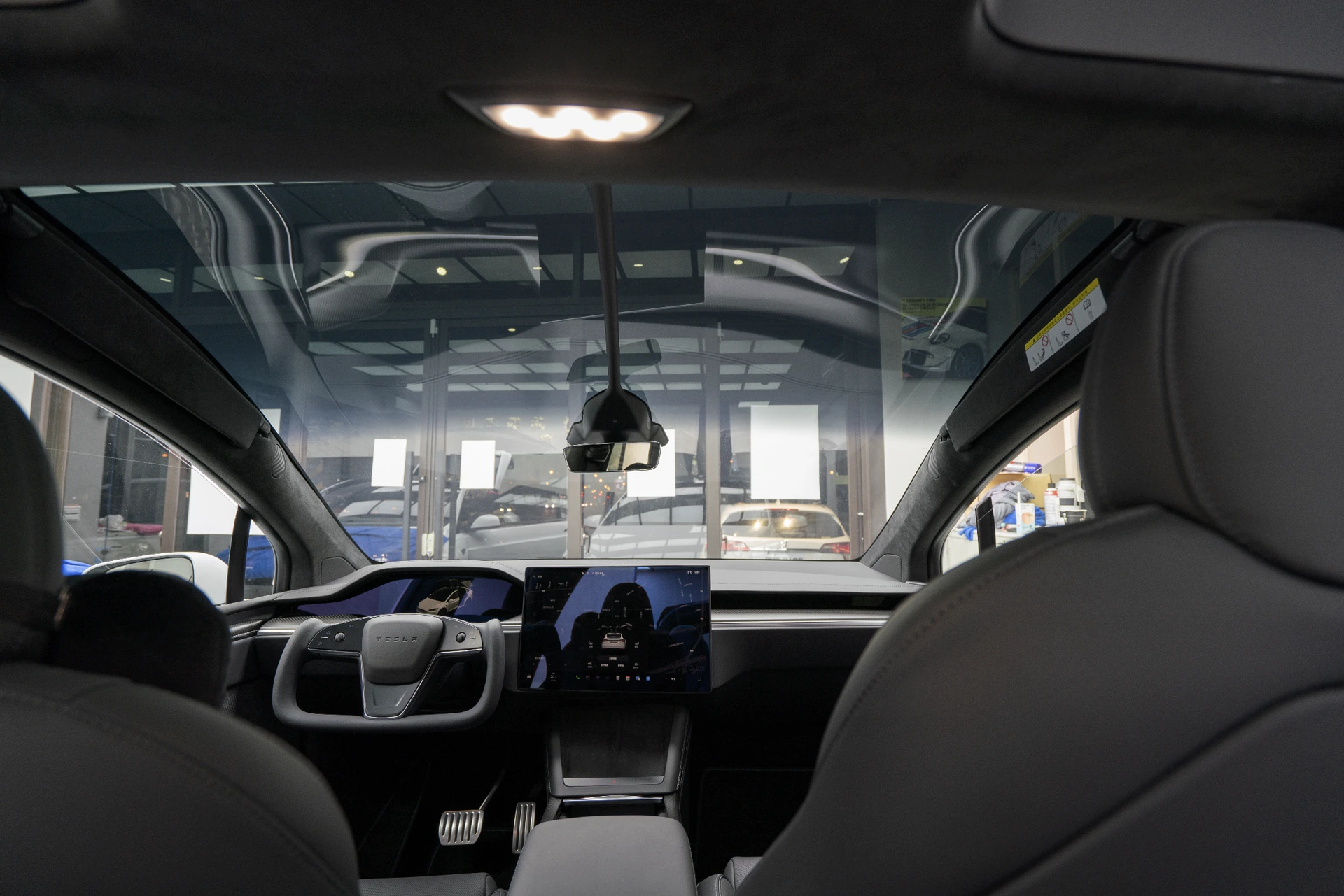 特斯拉 Model X 前擋金屬隔熱紙一片貼熱烘塑型施作