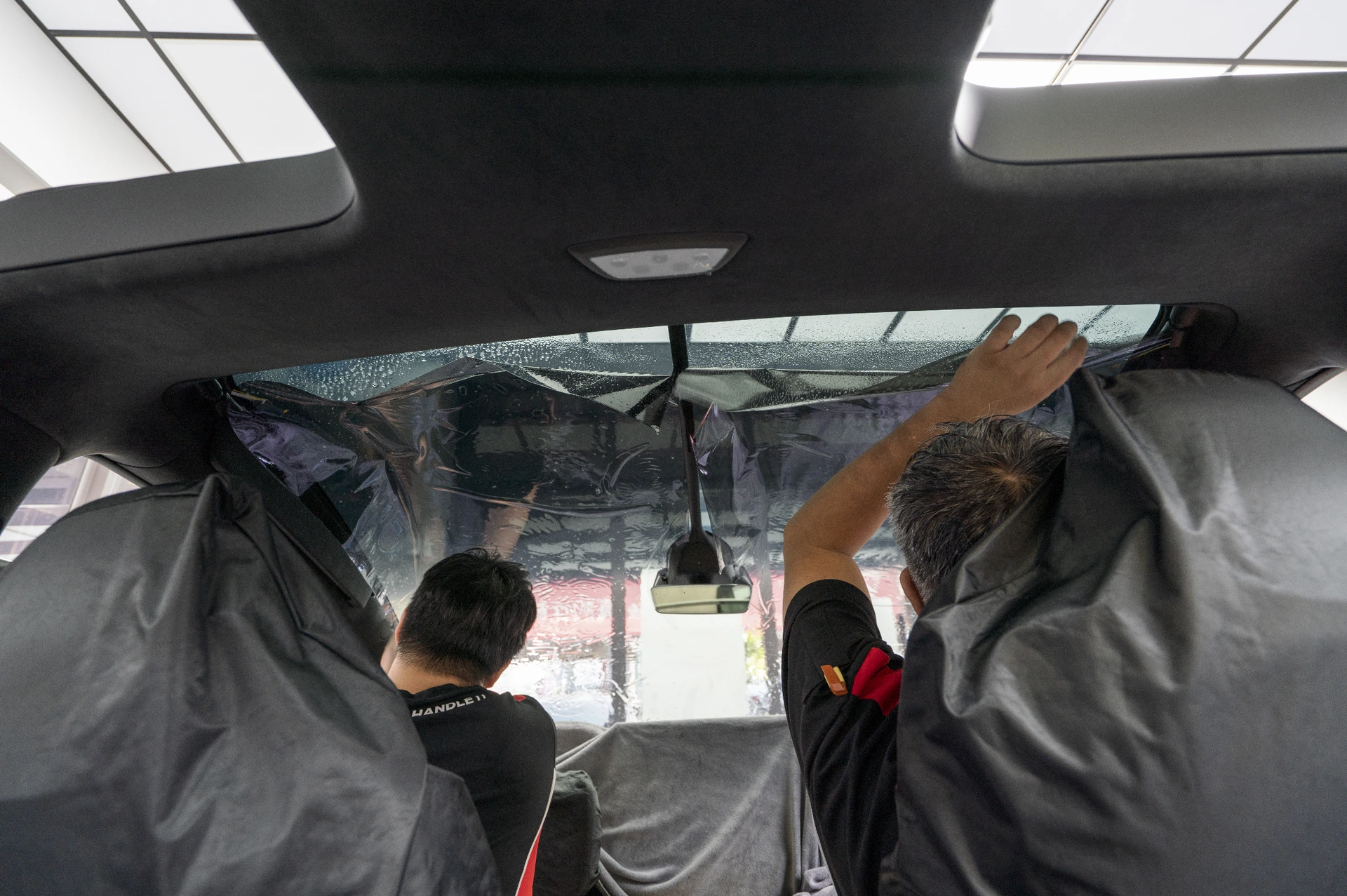 特斯拉全車隔熱紙完工無塵室檢驗