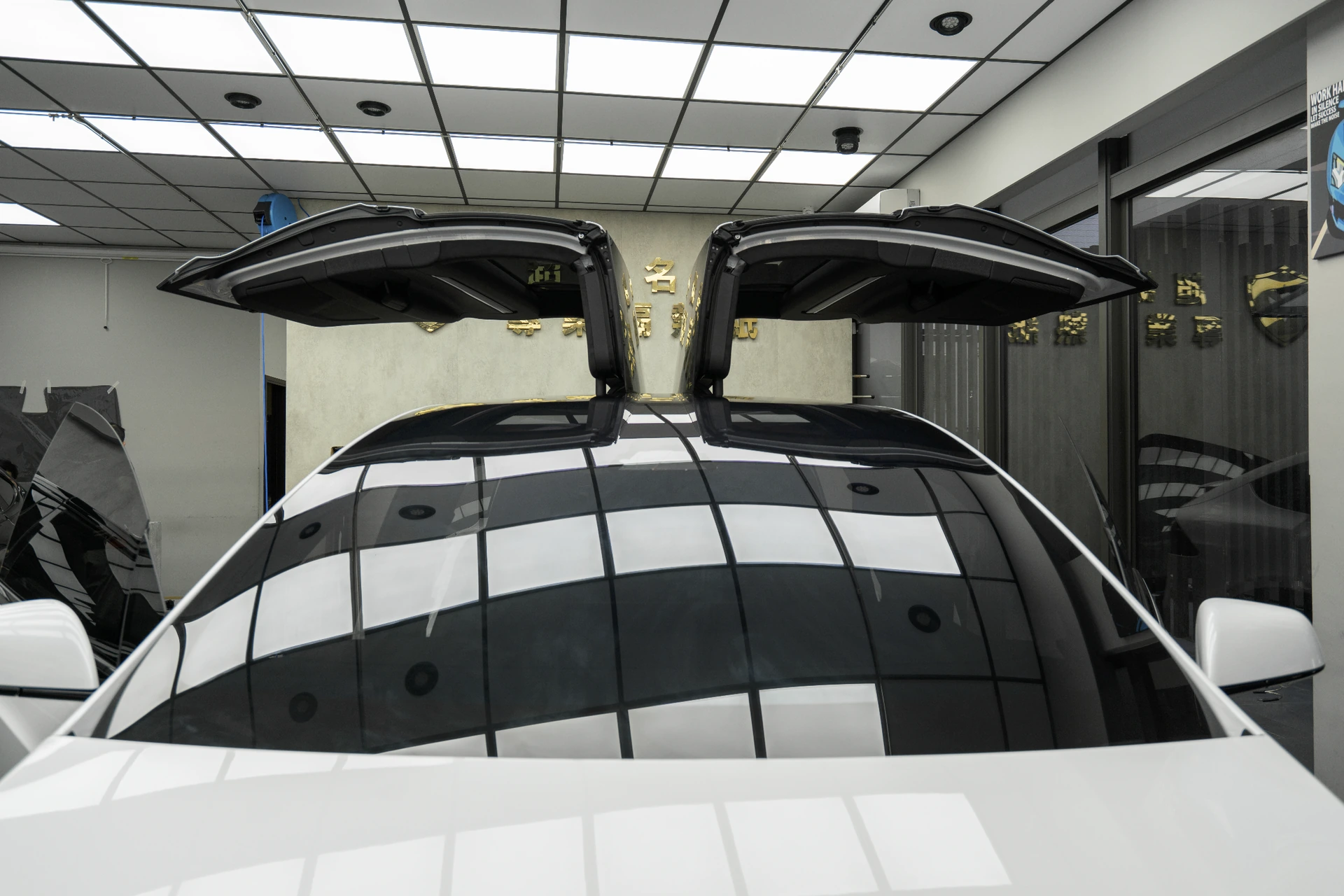 特斯拉 Model Y 前擋金屬隔熱紙零接縫完工高清成果